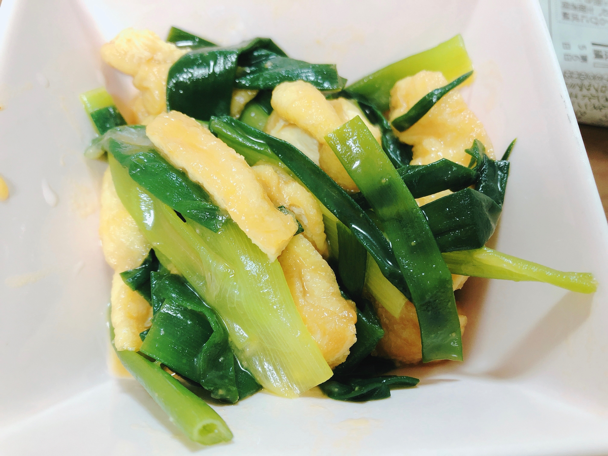 白い皿に盛り付けたねぎと油揚げのぬた