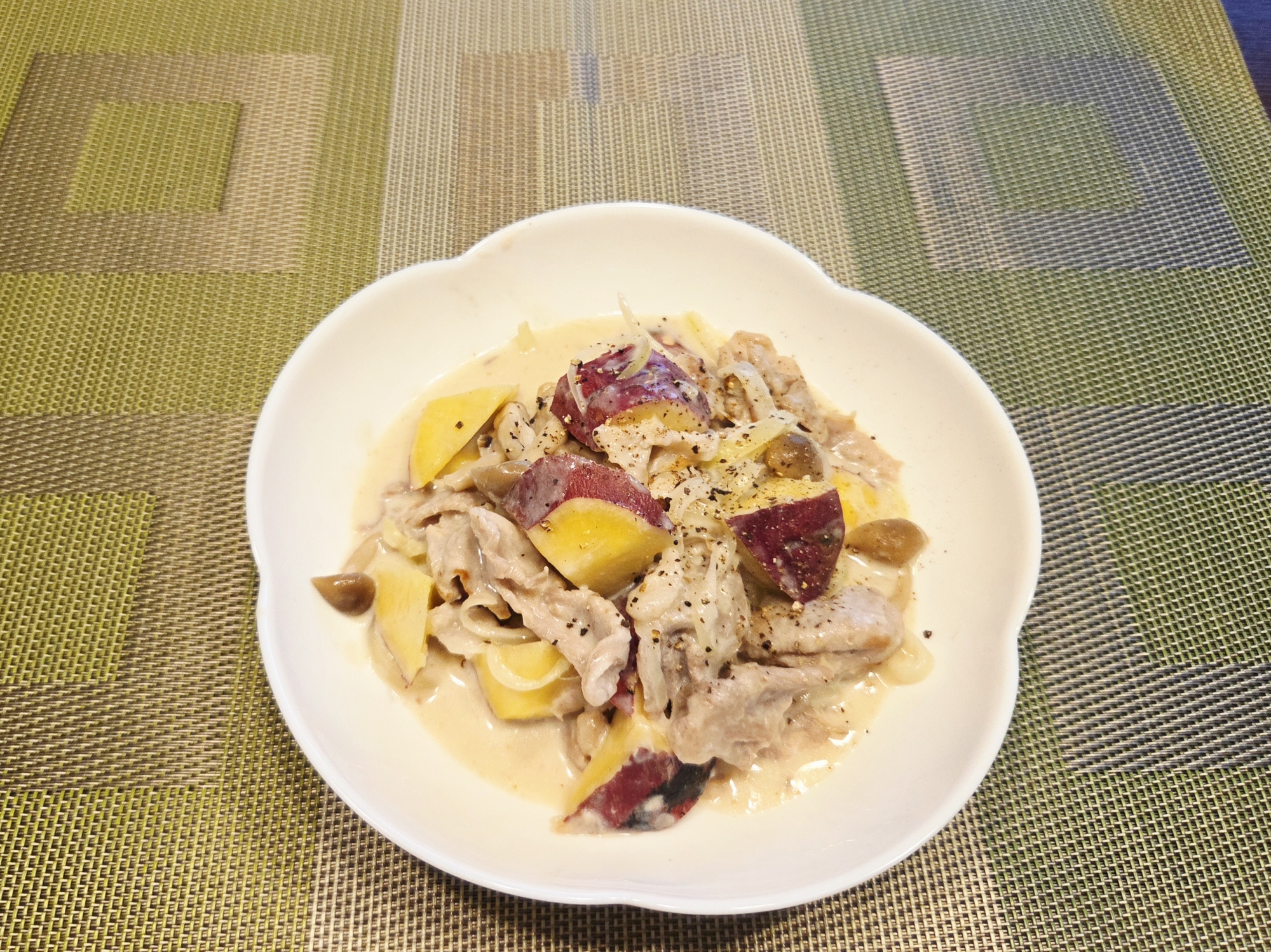 牛乳で作る！豚肉とさつまいものクリーム煮
