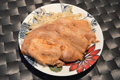 こんにちわ♪ロース肉で作ると、ボリュームもあって大満足です (^_^)
甘辛いタレで、美味しかったです☆
白いご飯がモリモリ食べられる味ですね♪
ごちそう様〜♥