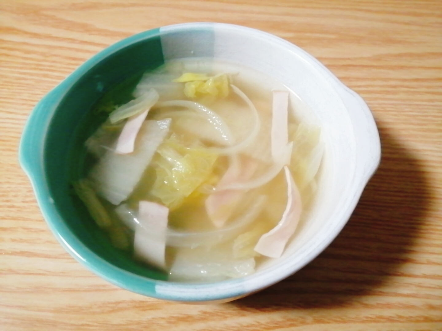 玉ねぎと白菜とハムのコンソメスープ