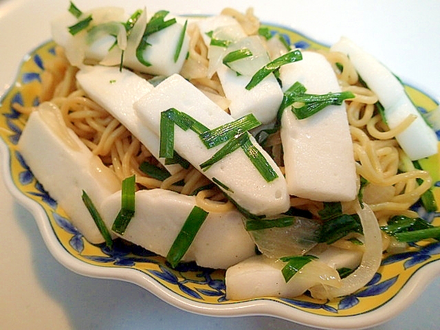 ゴロゴロはんぺん入り　新玉葱と韮の醤油焼きそば♬