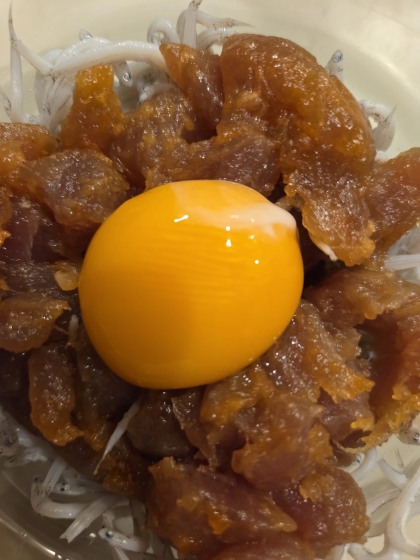 卵黄を絡めて食すと絶品！マグロとしらすのユッケ丼