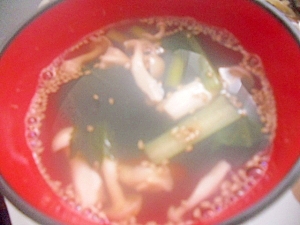 小松菜とブナピーのわかめスープ