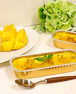 棒状のアルミの容器に入ったフルーツカタラーナ