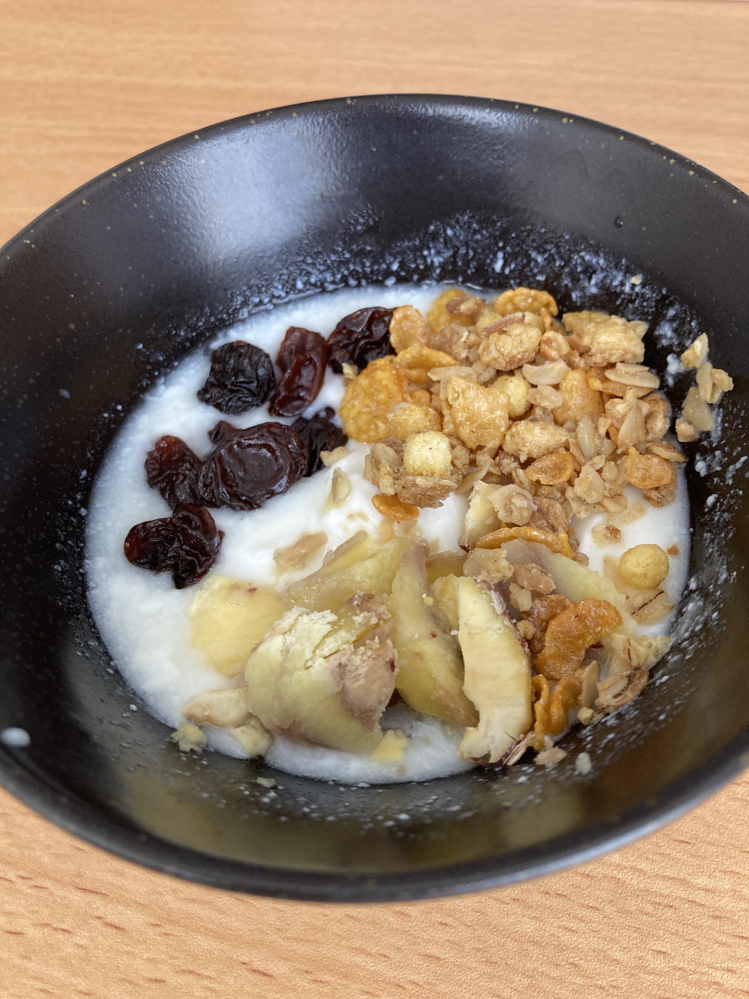 栗とグラノラとレーズンのヨーグルト