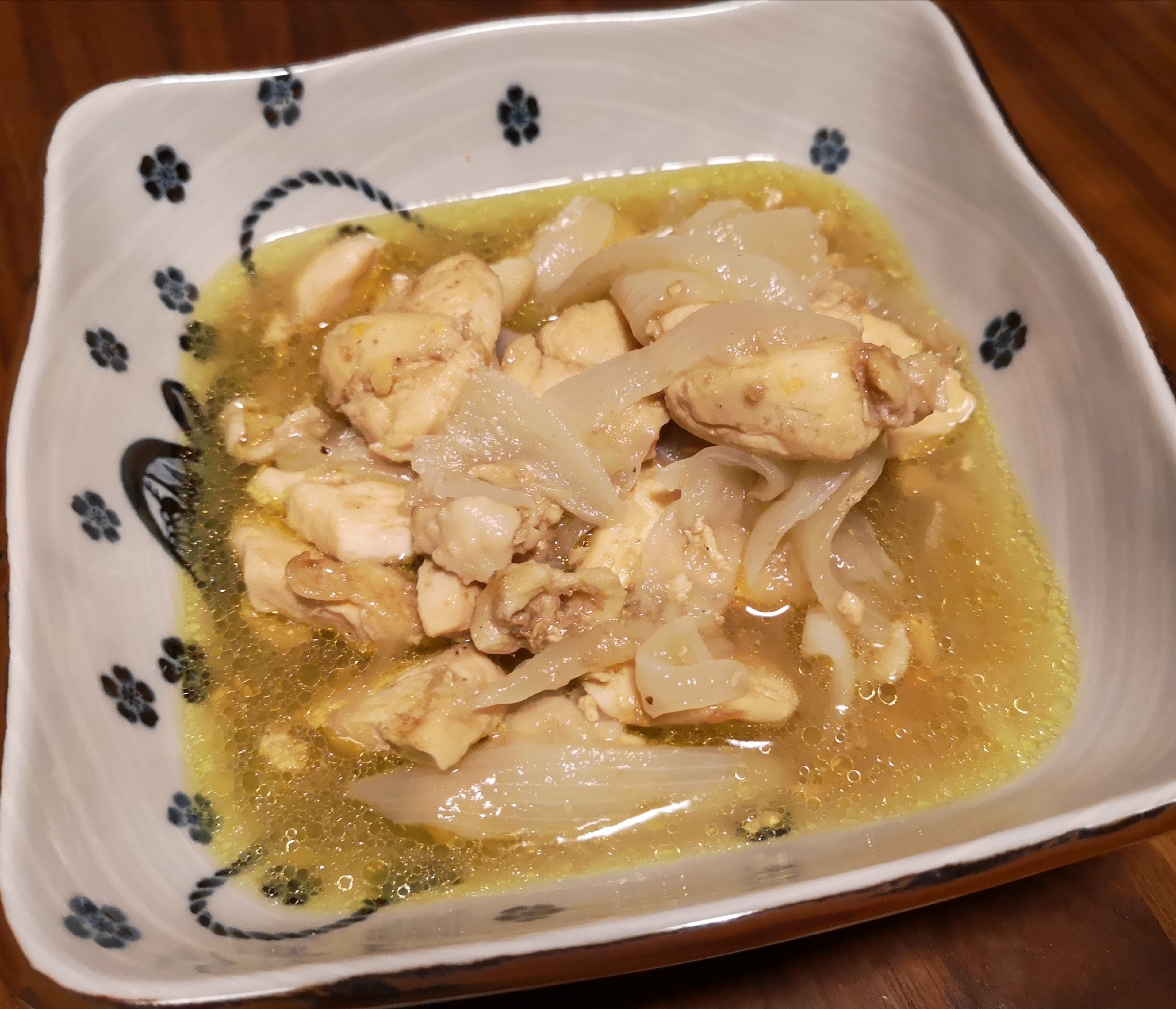 白い皿に盛られた鶏むね肉のウイスキー煮