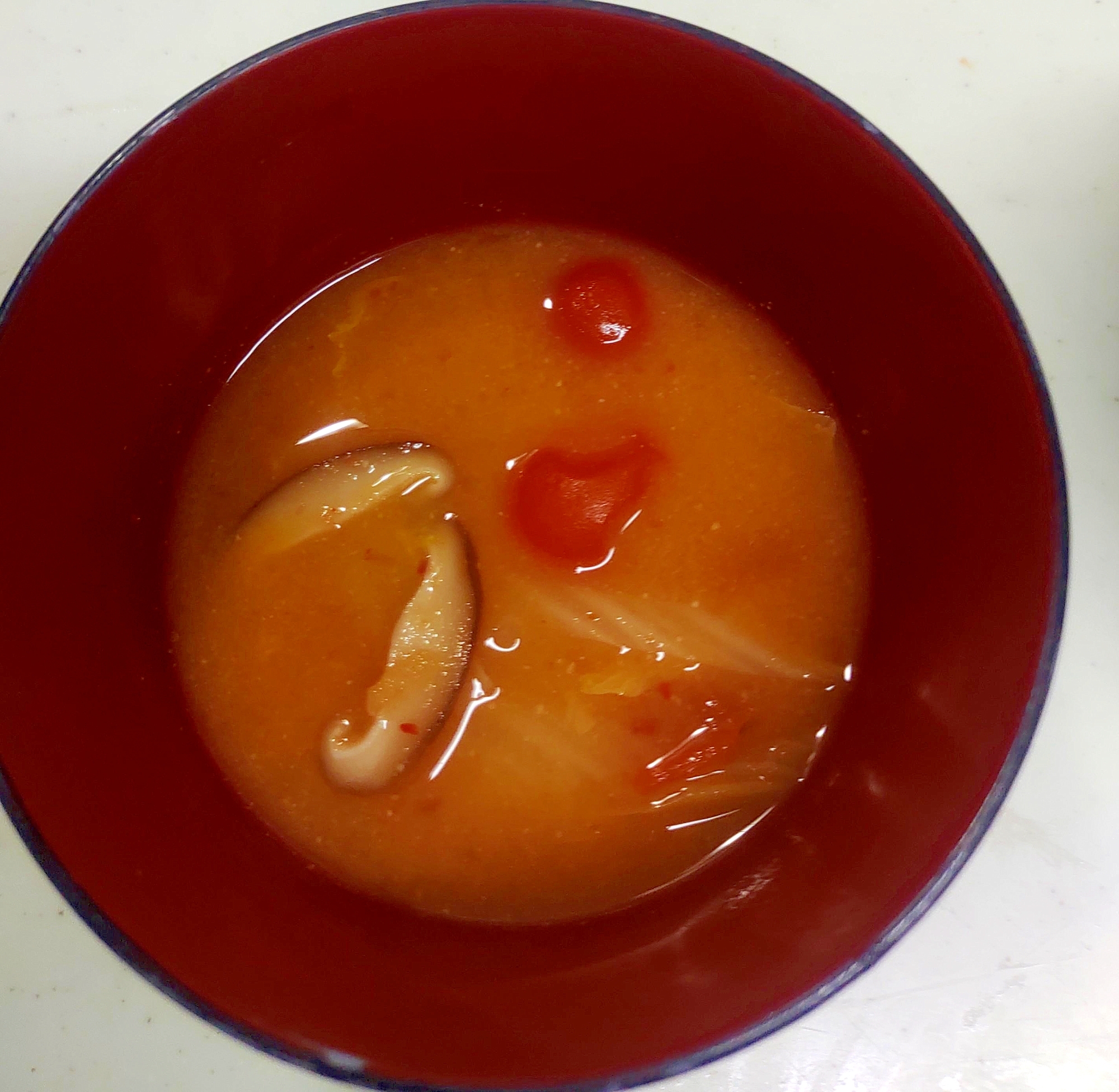 トマトとしいたけのキムチ汁味噌汁