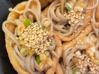 簡単アレンジ　蕎麦に飽きたら　ジューシー稲荷そば