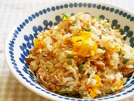 白い丸皿に盛り付けた山形のだしのチャーハン