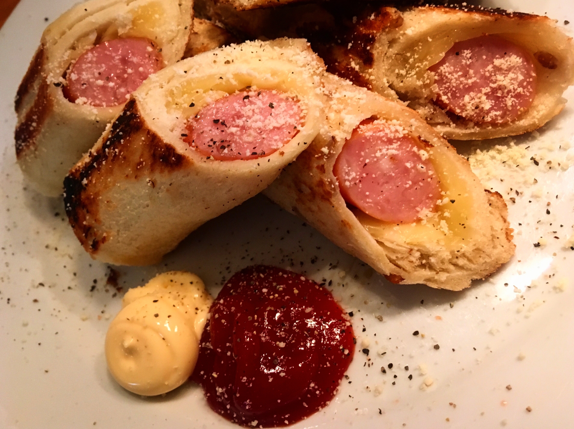 食パンでウインナーチーズロール