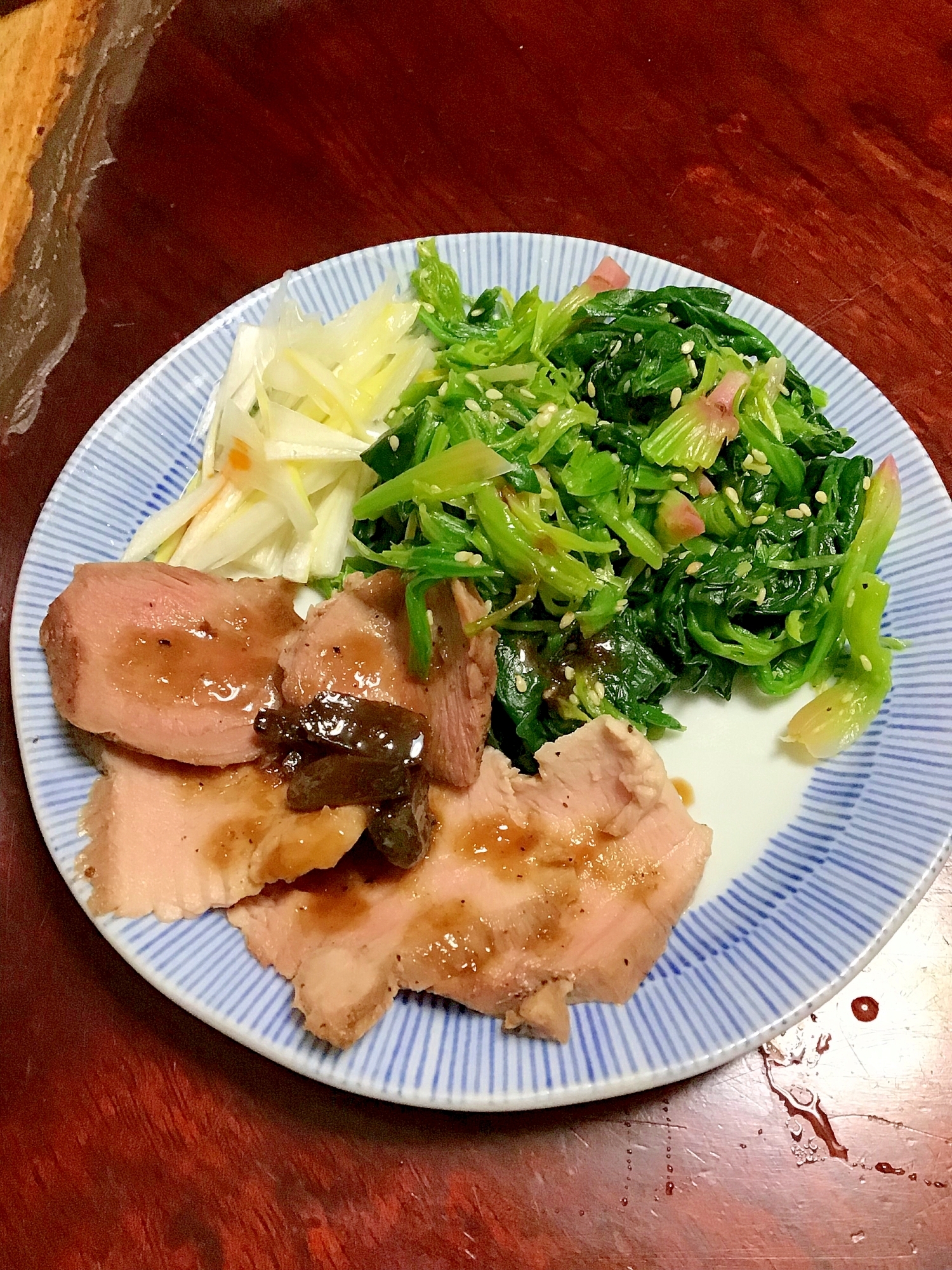 即席チャーシューとネギとほうれん草とナムル風添え。