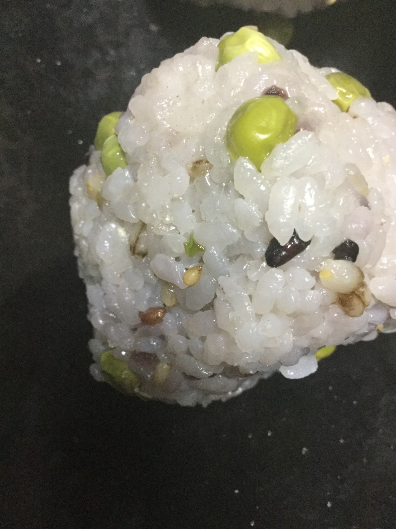 豆ご飯でおにぎり昆布茶風味