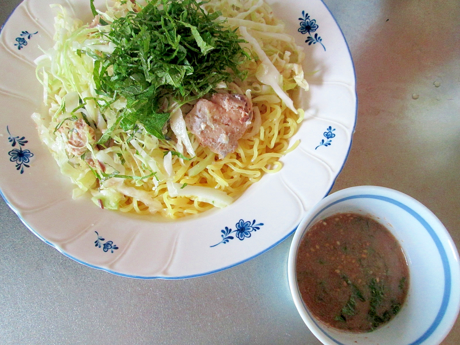 市販の付け麺にトッピングいっぱい♪しそラーメン