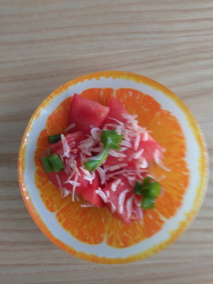 葉タマネギの玉ねぎとトマトと干しエビのおかかサラダ