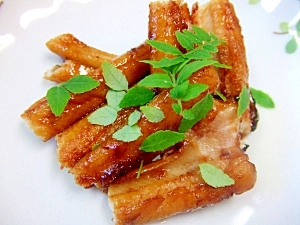 白い皿に盛り付けた穴子の蒲焼き