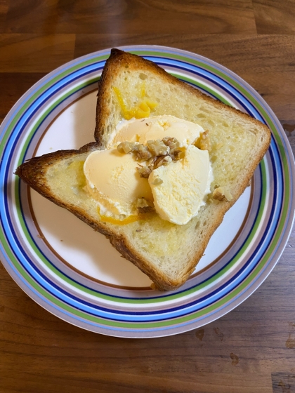 お気に入りのパン屋さんの食パンで作りました♡
温かいパンの上にアイスクリームの組み合わせクセになりますね！美味しかったでーす♪