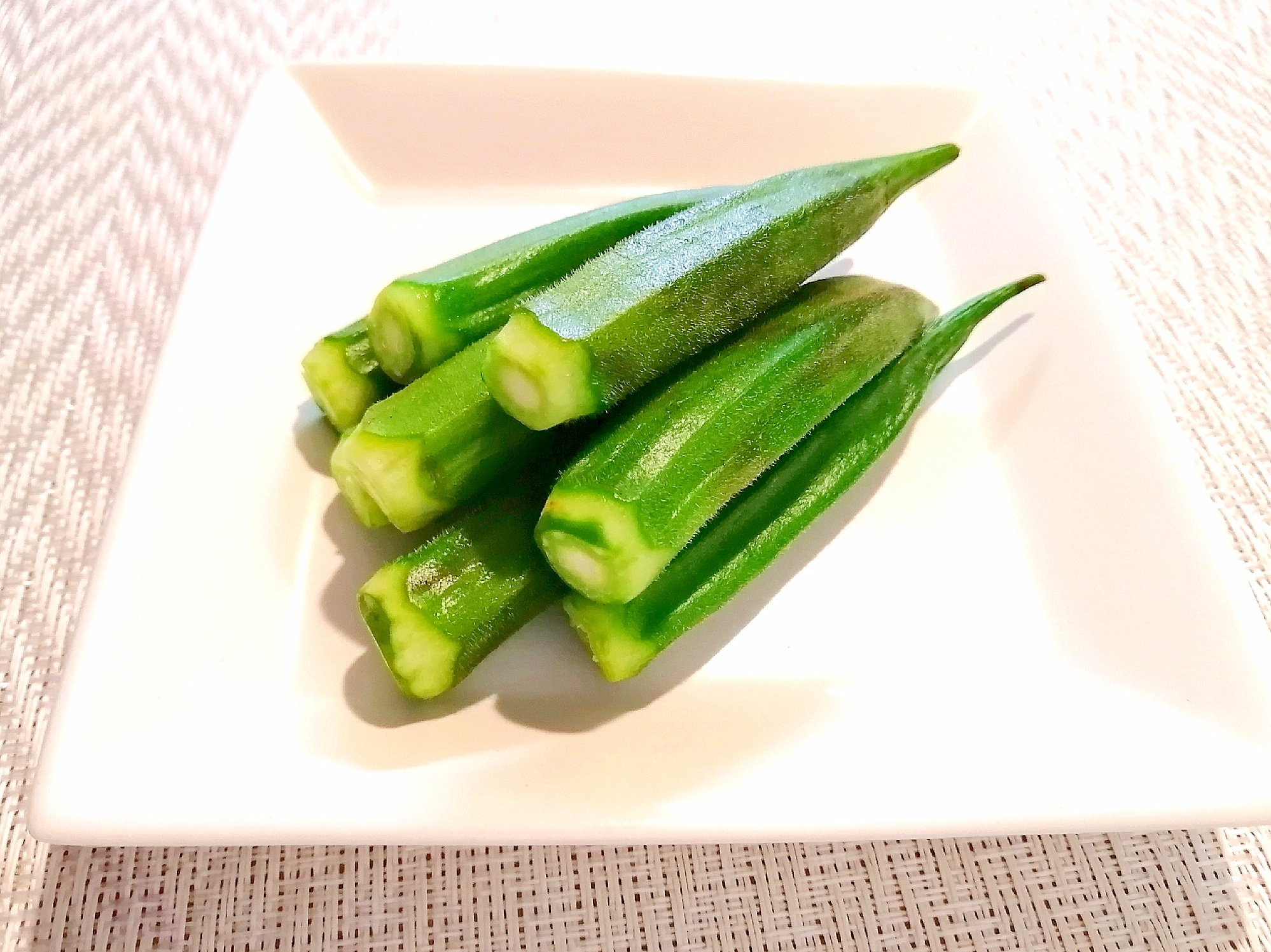 電子レンジで簡単♪彩りがよいオクラの蒸し方