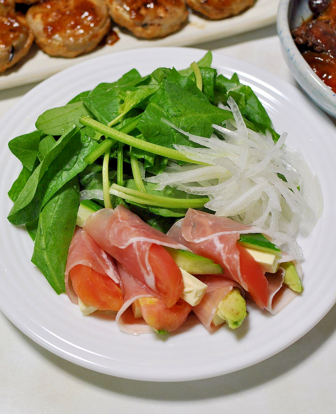 ほうれん草のサラダと生ハムの野菜巻き