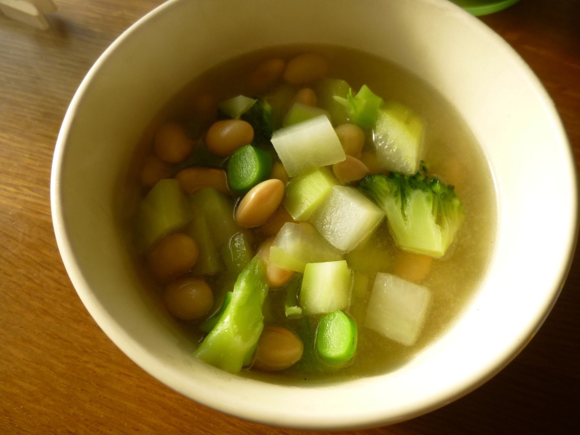 ブロッコリー、大根、大豆の中華スープ