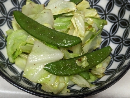 スナップえんどうとキャベツの炒め物