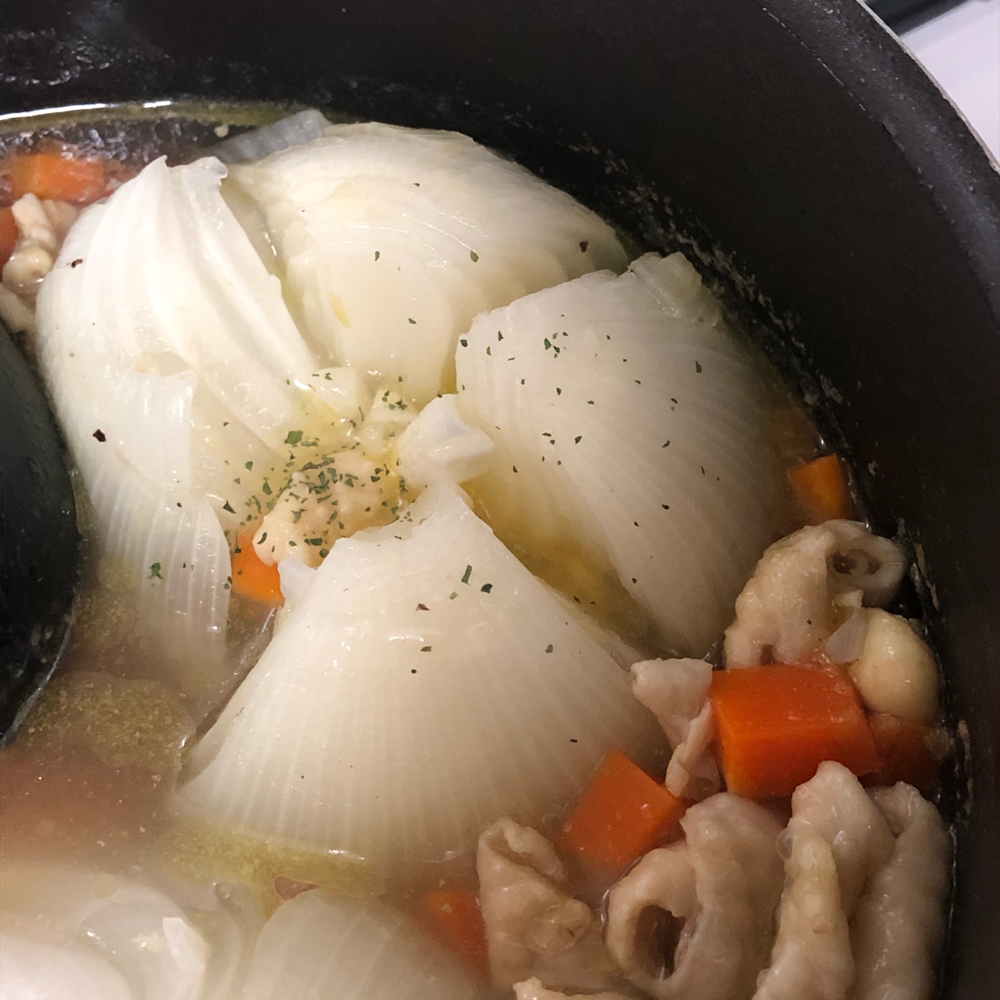 新玉ねぎ丸々スープに♪オニオンスープ
