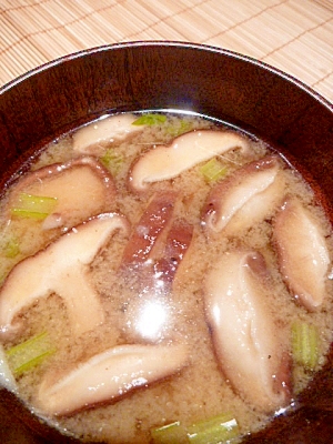 かぶの葉の活用法！「椎茸とかぶの葉っぱの味噌汁」