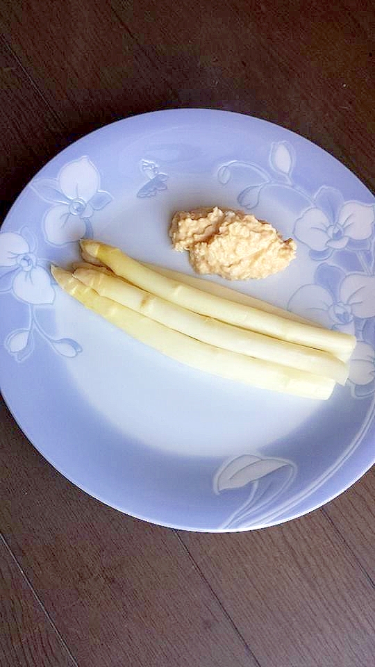 花柄の丸皿に盛り付けたホワイトアスパラガスの卵ソース