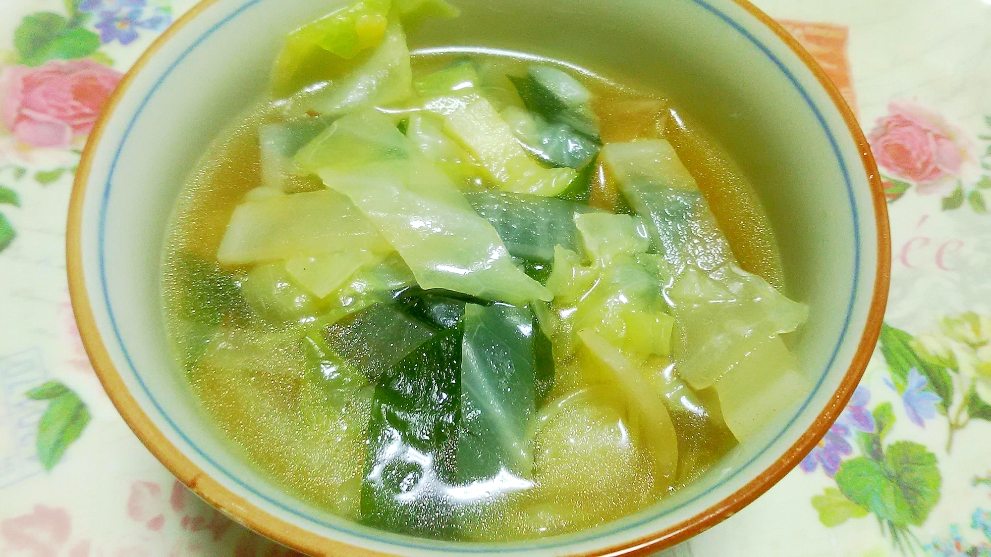 キャベツと大根、わかめのスープ