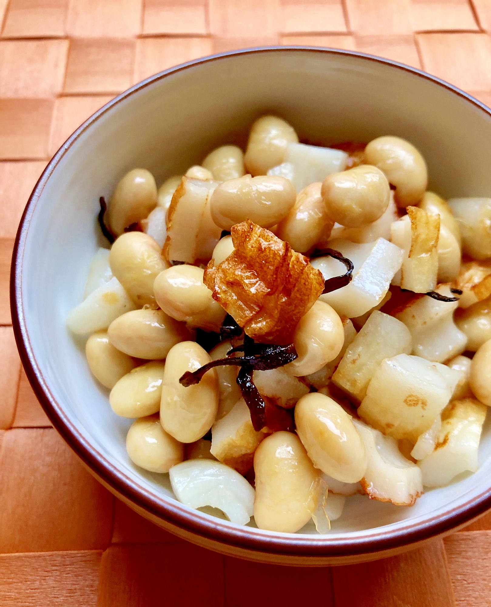 簡単！蒸し大豆とちくわの塩昆布炒め