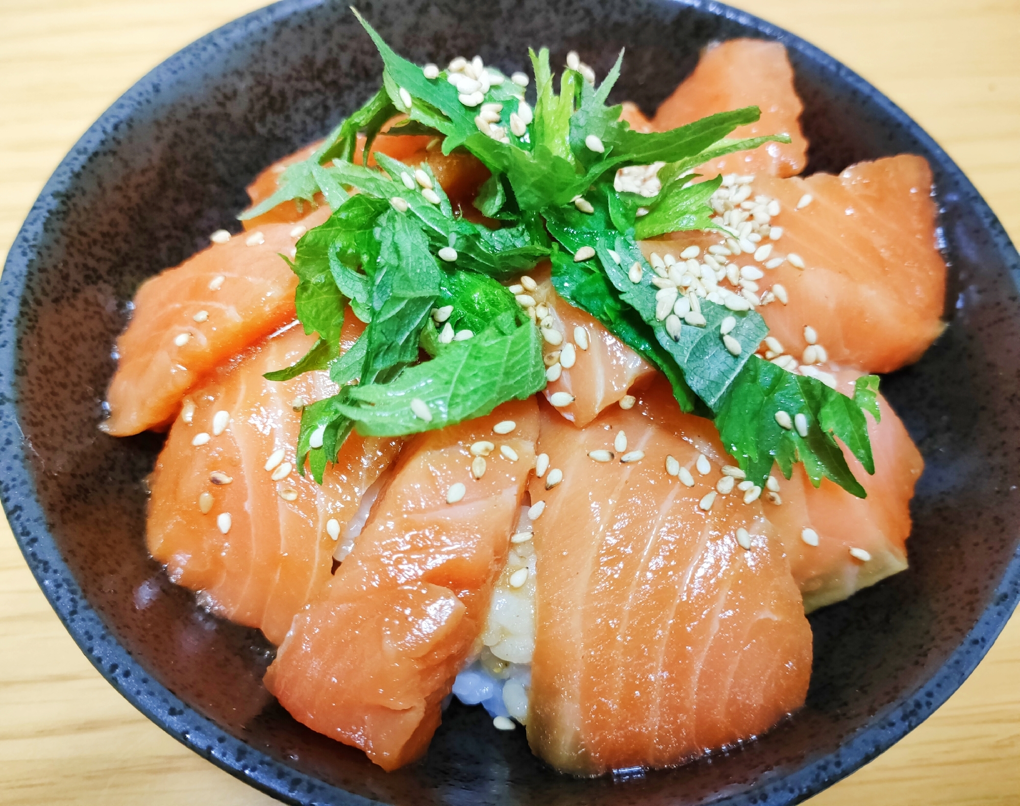 漬けダレが美味しいサーモン丼