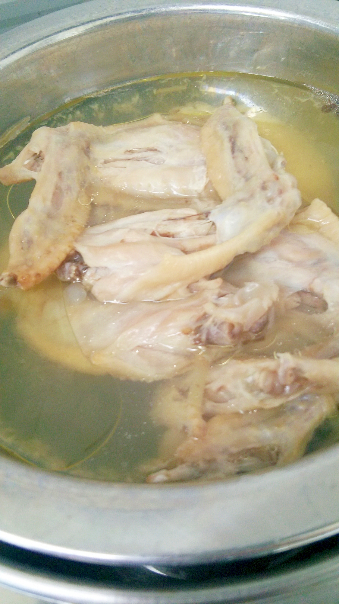 【鶏手羽先】薬膳風味の濃厚鶏スープ