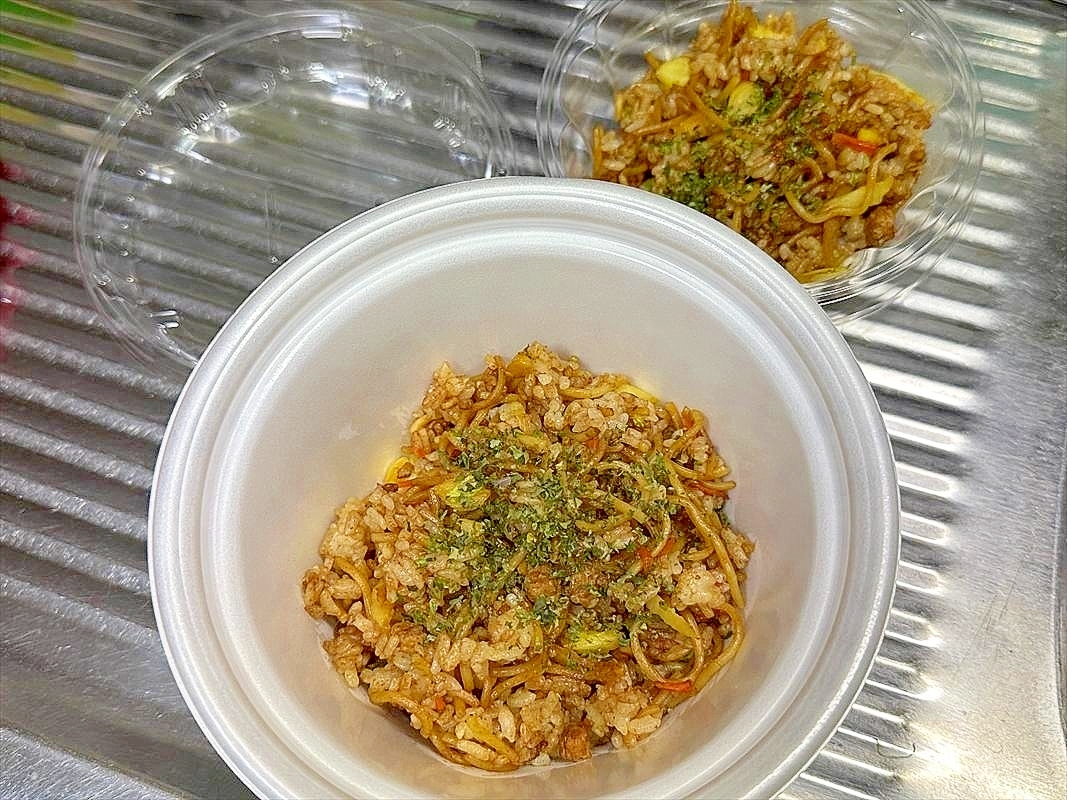 残り焼きそばと残りご飯でマイマイがプラそば飯っ!