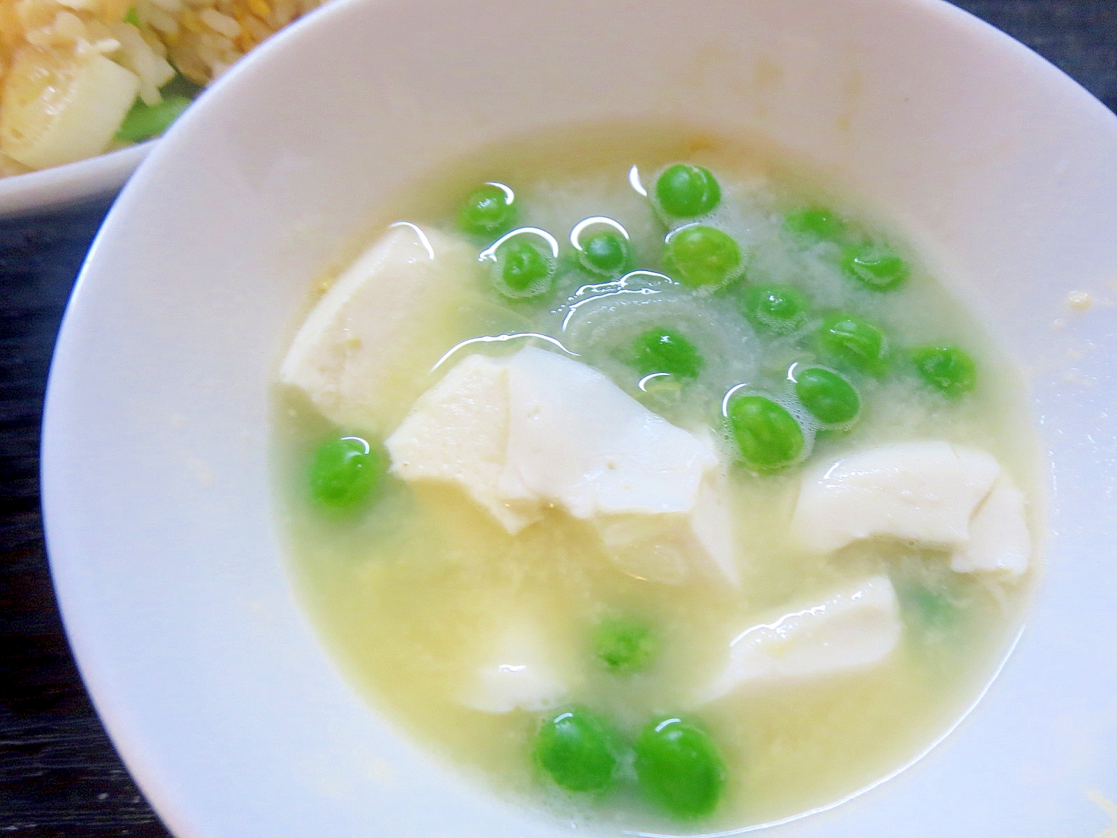 グリンピースと豆腐の味噌汁