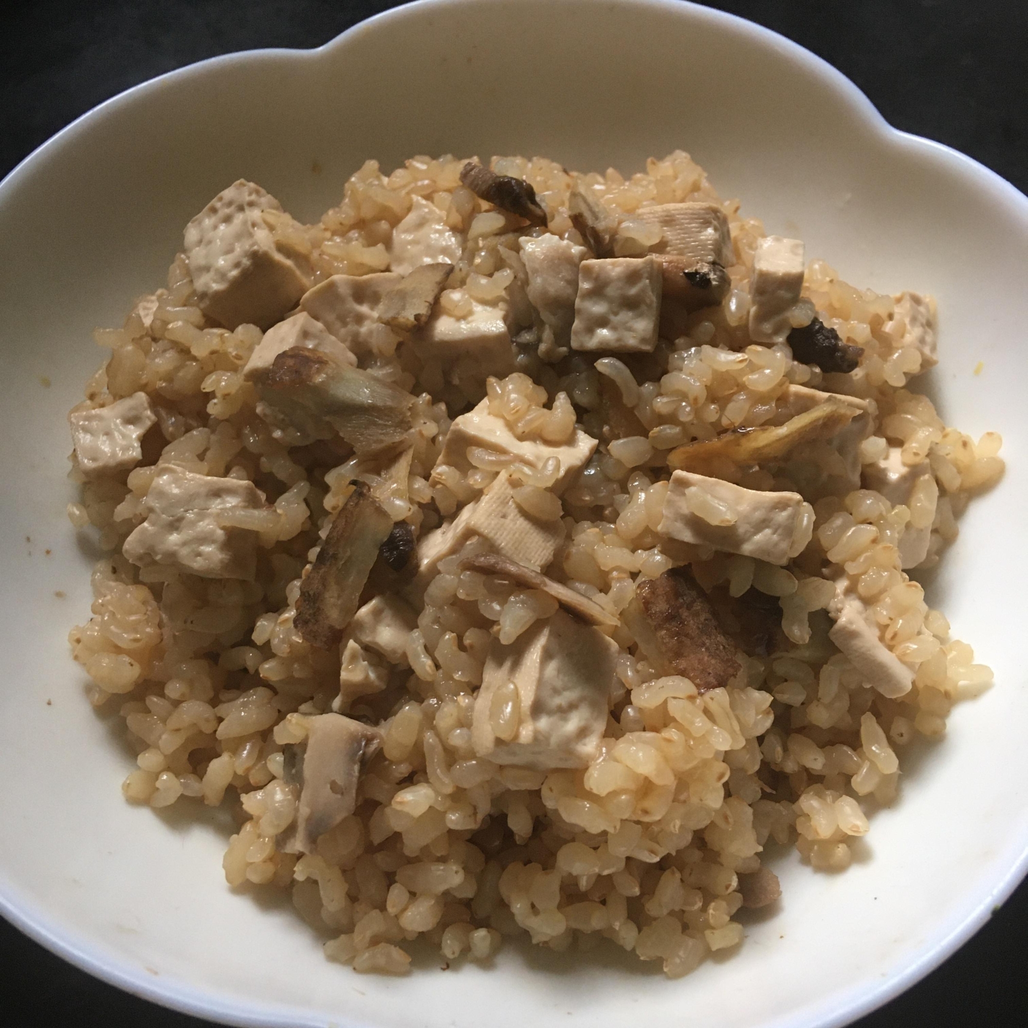 豆腐、ごぼう、しいたけの玄米炊き込みご飯