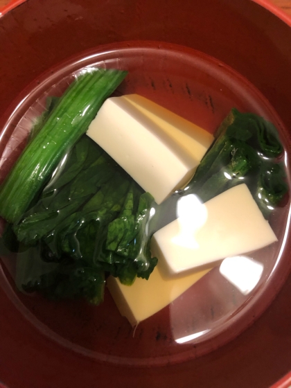 豆腐を入れました！
ほうれん草のお吸い物美味しいですね♪