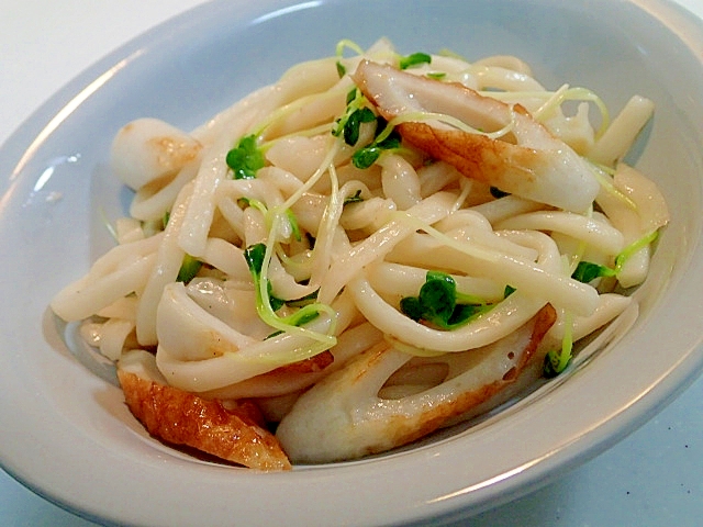 ウエイパ一で　竹輪とかいわれ大根の焼きうどん