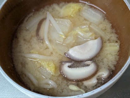 白菜もやし椎茸の味噌汁