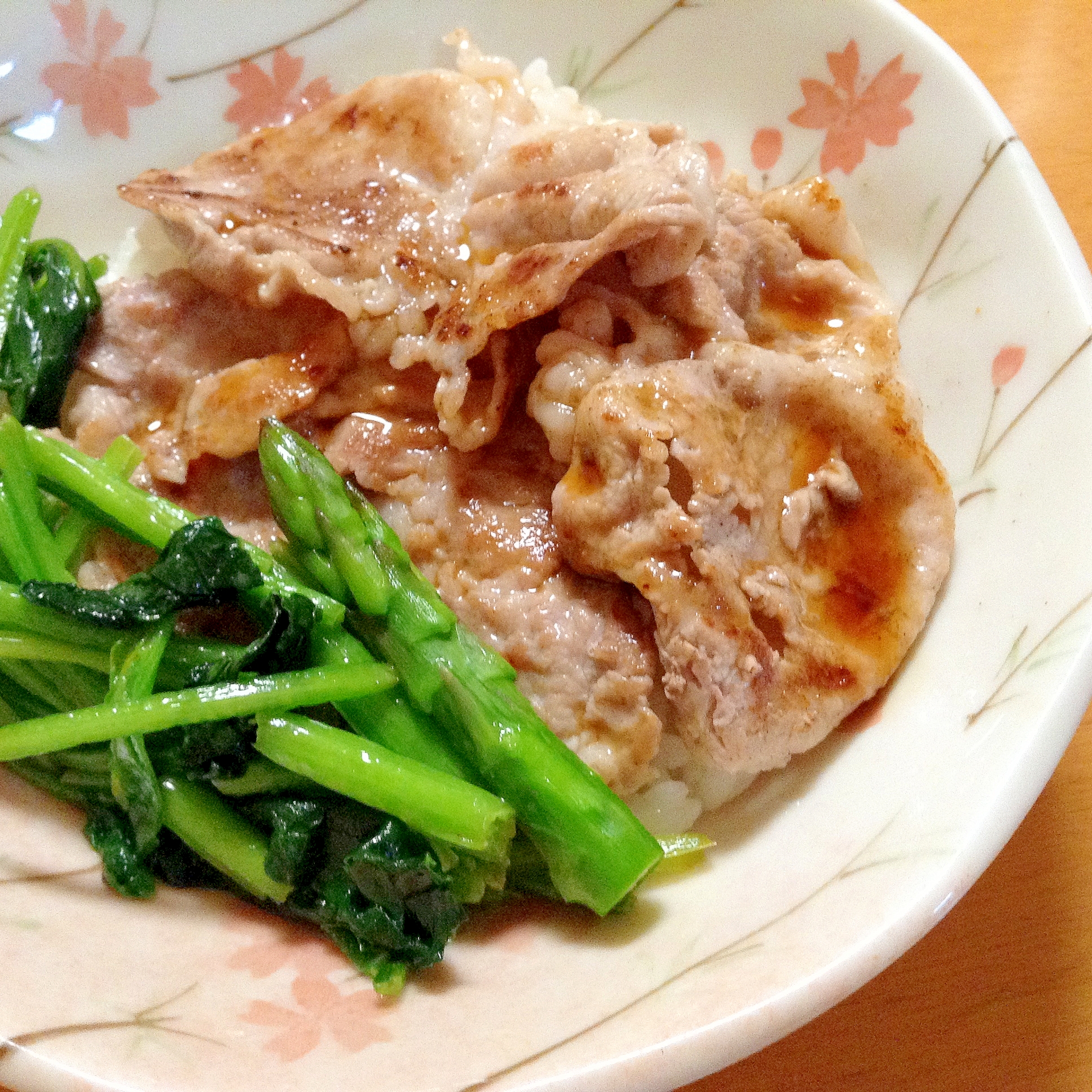 ほうれん草とアスパラの豚丼