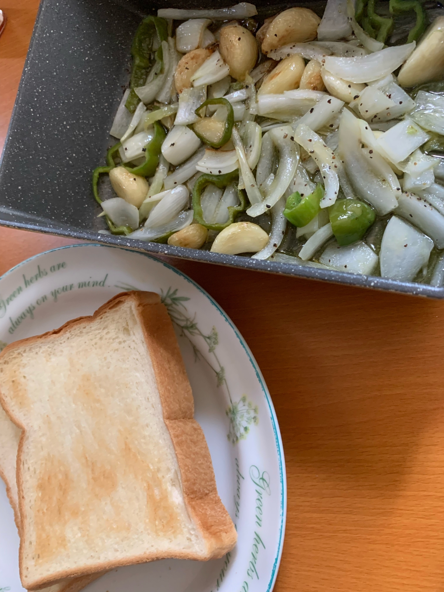 食パンのアヒージョ付け