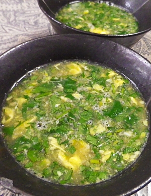 簡単早い、モロヘイヤの味噌卵スープ
