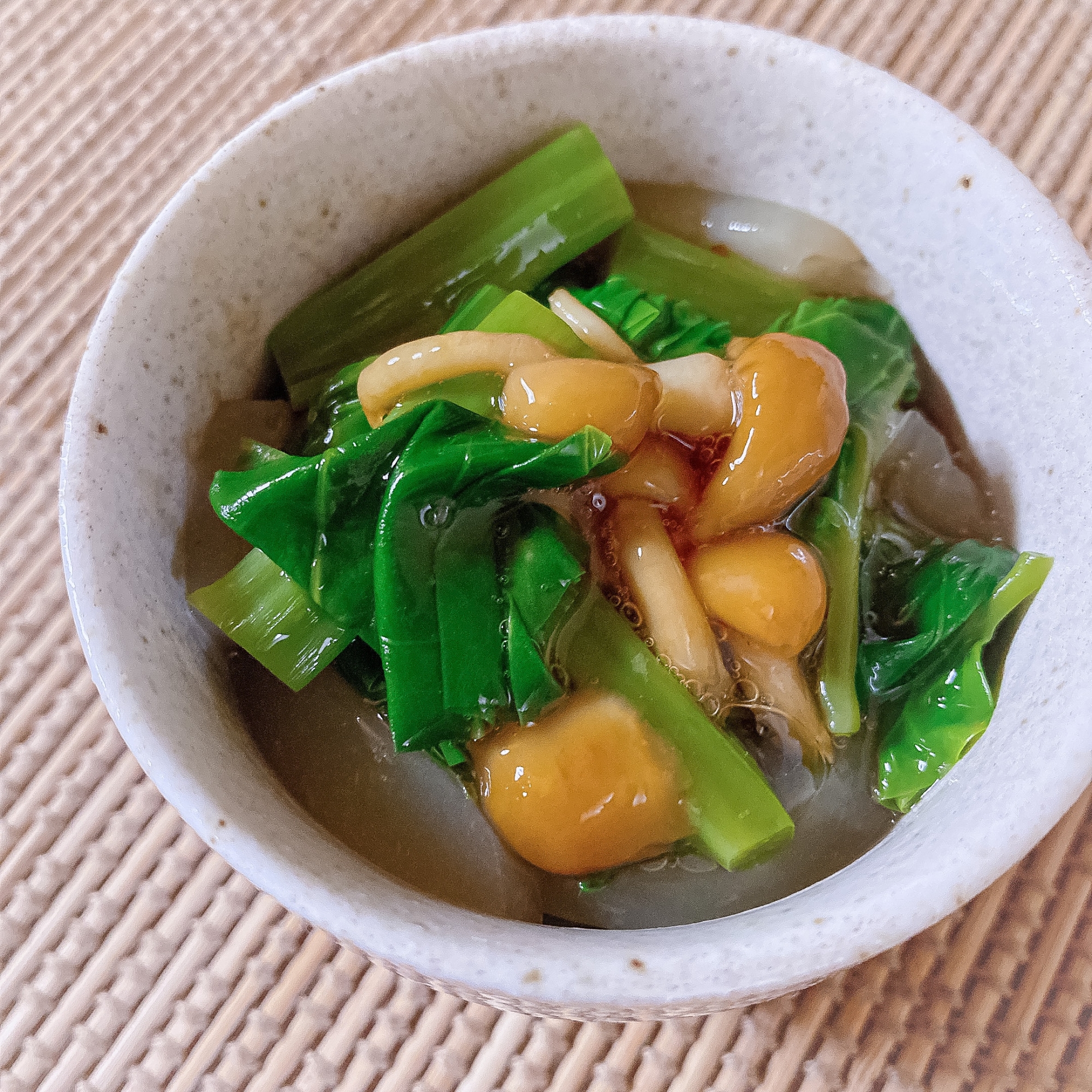 つるんっと喉越し♪つるむらさきとなめこの和え物