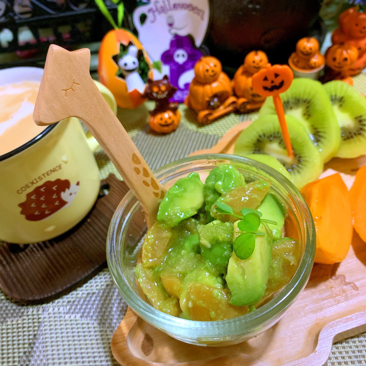 ガラス瓶に入った梅酒の梅入りカクテルサラダ