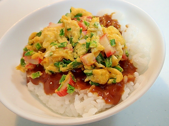 葱・かにかま入り炒り卵のっけてカレー丼♬