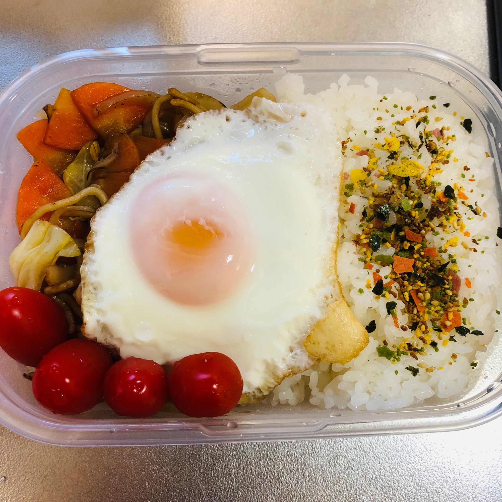 目玉焼きのせ焼きそば弁当