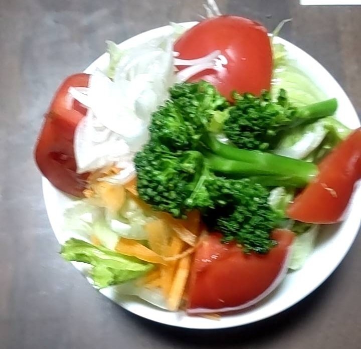朝食 野菜たっぷりのサラダ
