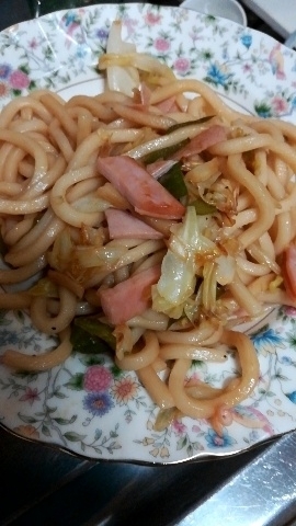 ハムキャベツの焼きうどん