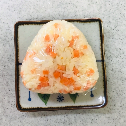 電子レンジで簡単♪人参おにぎり(カレーピラフ風味)