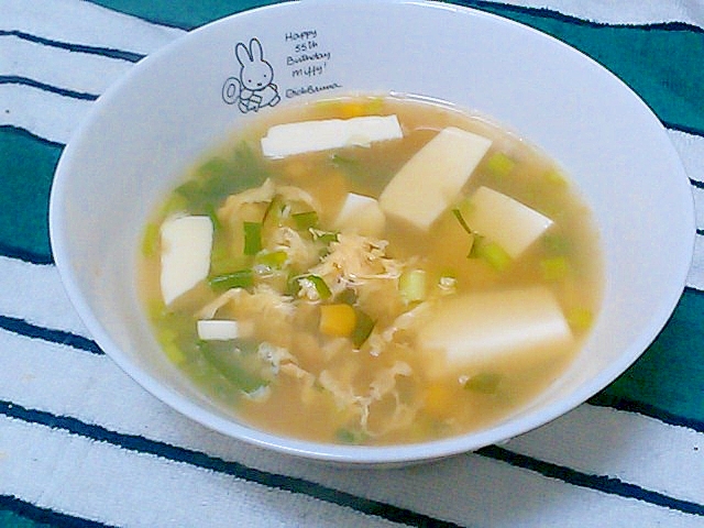 コーン缶で簡単美味しい♪豆腐と卵のスープ