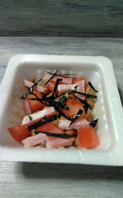 こんばんは☆きょうはこちら✨ハムと海苔とトマトを入れて美味しい１品に♪ミューツーさんの納豆も作ったのできょうは納豆尽くし♡素敵なレシピ感謝です(*´˘`*)