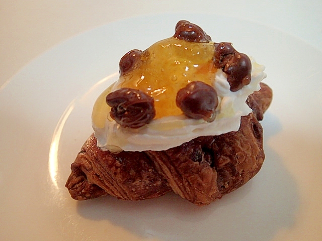 ホイップと杏ジャムと麦チョコのチョコクロワッサン